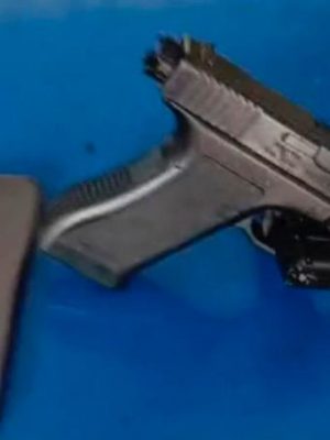 A Polícia Militar do Amazonas (PMAM), por meio da 3ª Companhia de Polícia Militar (CPM), apreendeu, na quarta-feira (02), dois adolescentes, de 13 e 14 anos, por ato infracional análogo ao crime de ameaça. O caso ocorreu dentro de uma escola estadual localizada, no bairro Alvorada Maia, no município de Santo Antônio do Içá (a 880 quilômetros de Manaus).