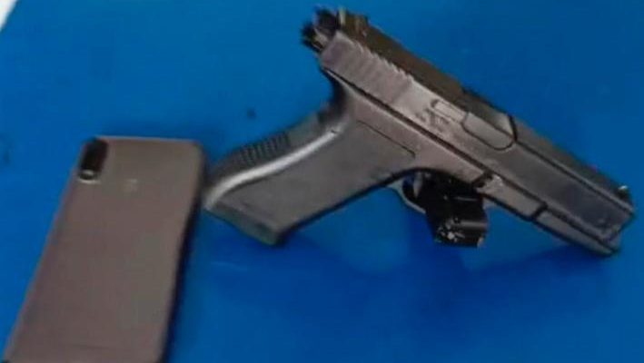 A Polícia Militar do Amazonas (PMAM), por meio da 3ª Companhia de Polícia Militar (CPM), apreendeu, na quarta-feira (02), dois adolescentes, de 13 e 14 anos, por ato infracional análogo ao crime de ameaça. O caso ocorreu dentro de uma escola estadual localizada, no bairro Alvorada Maia, no município de Santo Antônio do Içá (a 880 quilômetros de Manaus).